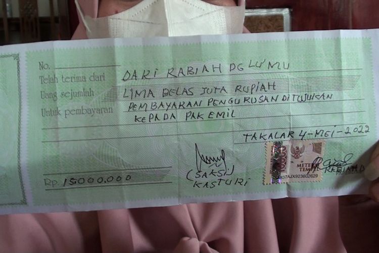 Keluarga narapidana Lapas Kelas II B Takalar, Kabupaten Takalar, Sulawesi Selatan yang menjadi korban dugaan pungli remisi hari kemerdekaan tengah memperlihatkan kwitansi pembayaran. Selasa, (2/8/2022).