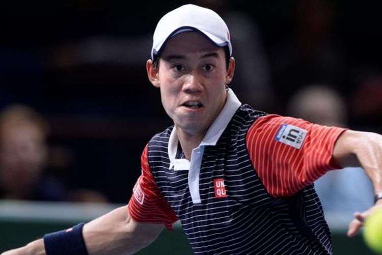 Petenis Jepang, Kei Nishikori, mengembalikan bola ke arah petenis Spanyol, David Ferrer, pada laga perempat final Paris Masters, Jumat (31/10/2014).