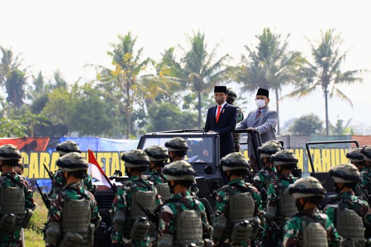 Presiden Joko Widodo (Jokowi) didampingi Menteri Pertahanan (Menhan) Prabowo Subianto naik jip mengecek pasukan Komponen Cadangan (Komcad).