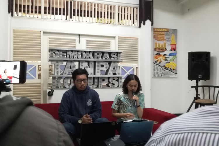 Peneliti ICW Kurnia Ramadhana dan Lalola Easter di kantor ICW, Jakarta, Minggu (28/4/2019)