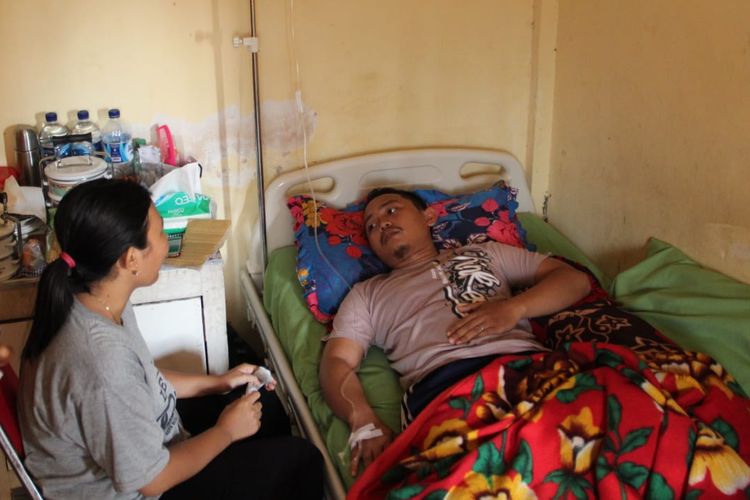 Lukman Bachtiar (28), petugas PTPS TPS 09, Desa Sawiji Kecamatan Jogoroto Kabupaten Jombang Jawa Timur, saat menjalani perawatan di Puskesmas Mayangan. 