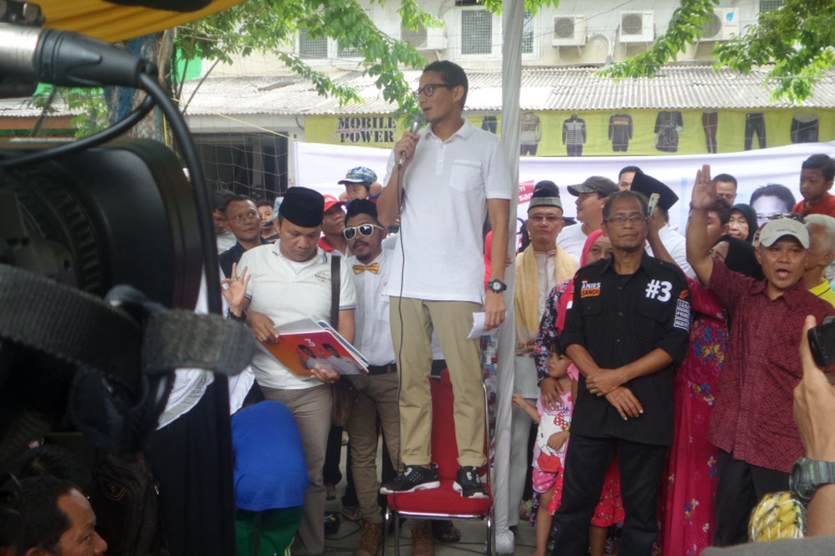 Calon wakil gubernur DKI Jakarta Sandiaga Uno mendatangi perkampungan warga di perkampungan industri kecil (PIK), Cakung, Jakarta Timur, Jumat (7/5/2017).