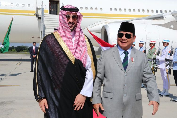 Menteri Pertahanan RI Prabowo Subianto menerima kunjungan dari Menteri Pertahanan Arab Saudi Khalid bin Salman bin Abdul Aziz beserta delegasi di Kantor Kemenhan, Jakarta, pada Selasa (1/8/2023). Setelah itu, ia mengantar Khalid ke Lanud Halim Perdanakusuma.