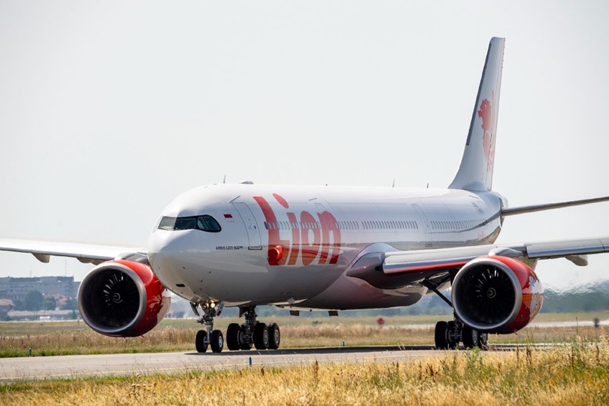 Maskapai Lion Air Group membuka lowongan kerja untuk posisi pramugara dan pramugari.