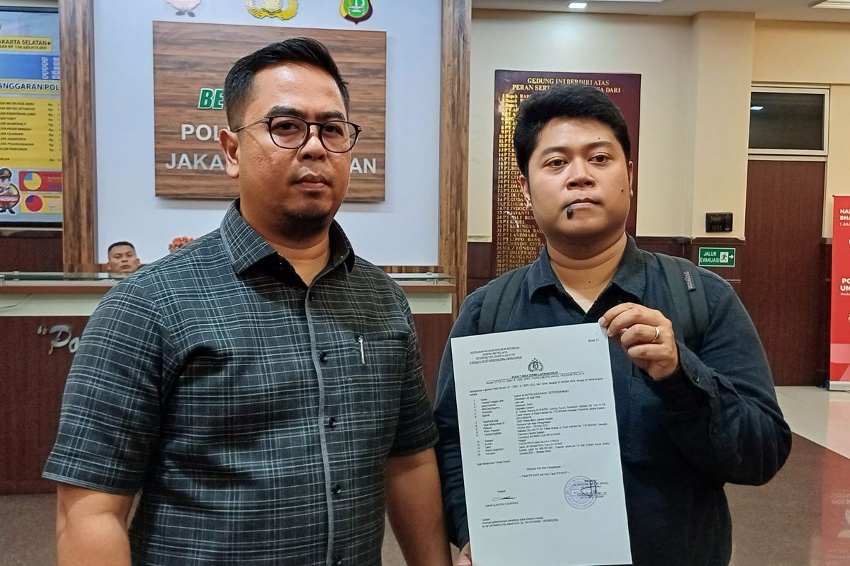Korban Investasi bodong, Ilman Alanton Sudarwan (kanan) saat ditemui di Polres Metro Jakarta Selatan bersama kuasa hukumnya, Rully Adrian, di Mapolres Metro Jakarta Selatan, Selasa (31/10/2023) 