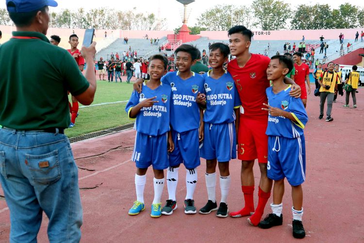 Pemain Timnas U-19 Sutan Zico foto bersama anak gawang seusai laga ujicoba melawan Tim Liga 3 Jawa Timur Persekabpas Pasuruan yang berakhir dennen skor 4-0 di Stadion Gelora Delta Sidoarjo, Jawa Timur, Senin (22/07/2019). 