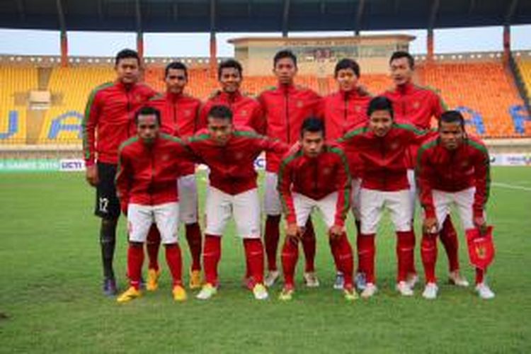 Pemain Timnas Indonesia U-23 berpose sebelum laga melawan Malaysia U-23 di Stadion Si Jalak Harupat, Bandung, Kamis (21/5/2015).