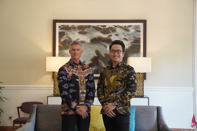 Duta Besar Kanada untuk Indonesia, Cameran Mackay (kiri) bersama Pendiri Garuda Kencana Batik, Yos Christian Addyputra (kanan).