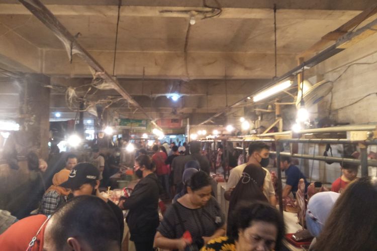 Sejumlah pengunjung memadati los daging sapi di Pasar Depok Jaya, Dwpok Jaya, Pancoran Mas, Depok, pada Jumat (29/4/2022).