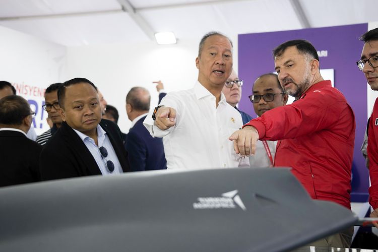 Menteri Perindustrian RI Agus Gumiwang Kartasasmitha pada pameran 12th Annual Teknofest Aerospace and Technology Festival yang berlangsung di Bandara Internasional Atatürk, Istanbul