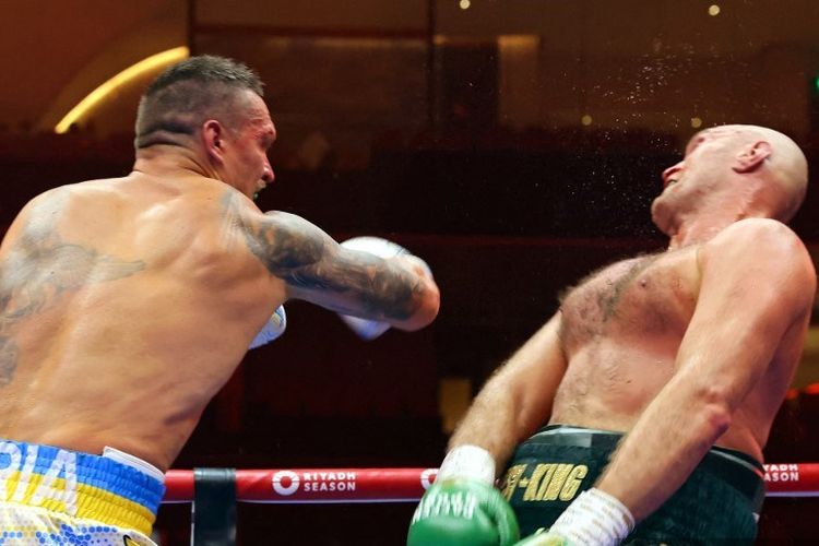 Oleksandr Usyk kala bertarung dalam perebutan gelar juara dunia kelas berat tinju di Kingdom Arena, Riyadh, Arab Saudi, 19 Mei 2024. Usyk mengalahkan Fury dengan split decision dan menjadi juara dunia tinju kelas berat sejati pertama dalam rentang 25 tahun terakhir. (Photo by Fayez NURELDINE / AFP)