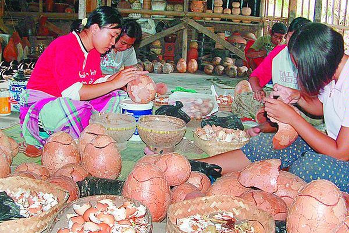 Perajin gerabah modifikasi di Desa Panjangrejo, Pundong, Bantul, DI Yogyakarta, mulai terganggu oleh krisis ekonomi global. Sejumlah langganan mereka mulai menunda order, padahal pasar internasional menjadi andalan utama para perajin.  