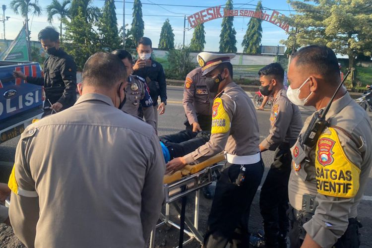 Rombongan Polres Lamongan saat menolong korban kecelakaan lalu lintas di Jalan Raya Duduksampeyan, Gresik, Senin (27/12/2021).