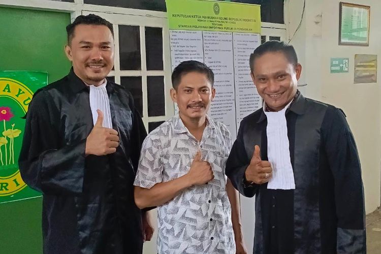Kades Sandapang (tengah) bersama kedua penasihat hukumnya usai divonis bebas oleh hakim atas kasus dugaan pemerkosaan di PN Mamuju, Sulawesi Barat, Kamis (2/5/2024).