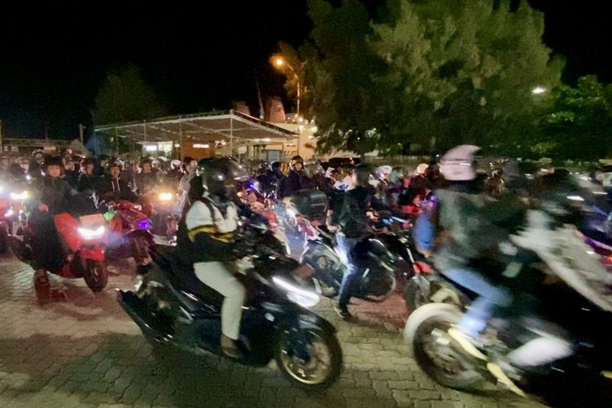 Ratusan pemudik sepeda motor yang dikawal anggota kepolisian melintasi Jalinsum pada Jumat (28/3/2025) dini hari.
