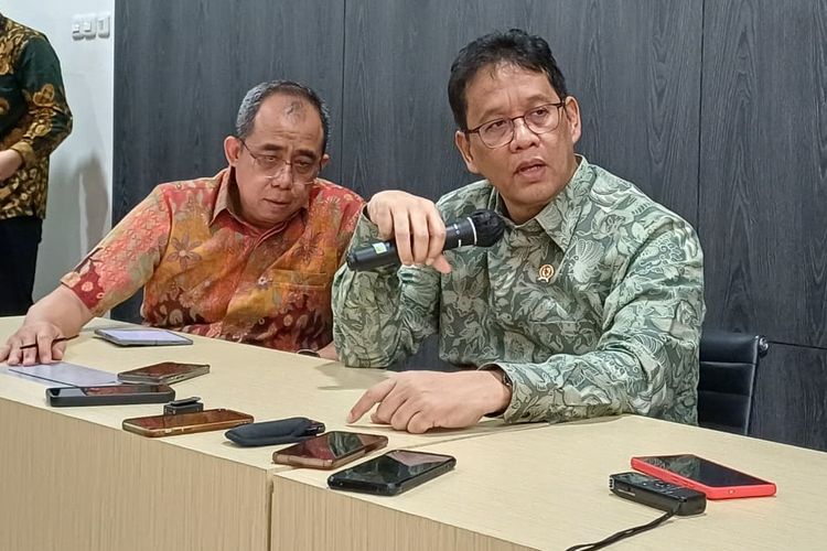 Menteri Keuangan Purbaya Yudhi Sadewa dan Sekretaris Jenderal Kementerian Keuangan Heru Pambudi saat bincang-bincang bersama awak media di Pressroom Kementerian Keuangan, Jakarta, Jumat (19/9/2025).