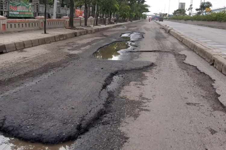 Kondisi jalan berlubang di Jalan Kaligawe Raya depan RSI Sultan Agung Semarang, Minggu 28/2/2021)