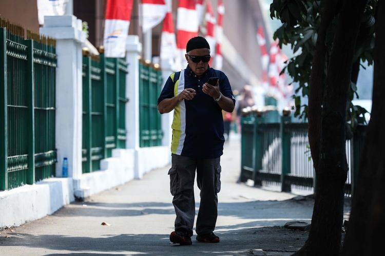 Seorang lansia beraktivitas di Jalan Cikini Raya, Jakarta, Sabtu (17/8/2019).