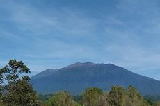 Gunung Raung Keluarkan Asap Putih Setinggi 50 Meter dari Kawah