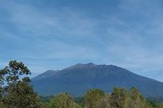 Gunung Raung Keluarkan Asap Putih, Petugas Larang Wisatawan Turun ke Kawah