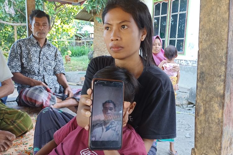 Sumaini saat memperlihatkan foto suaminya Marwi yang merupakan korban kapal tenggelam di Batam