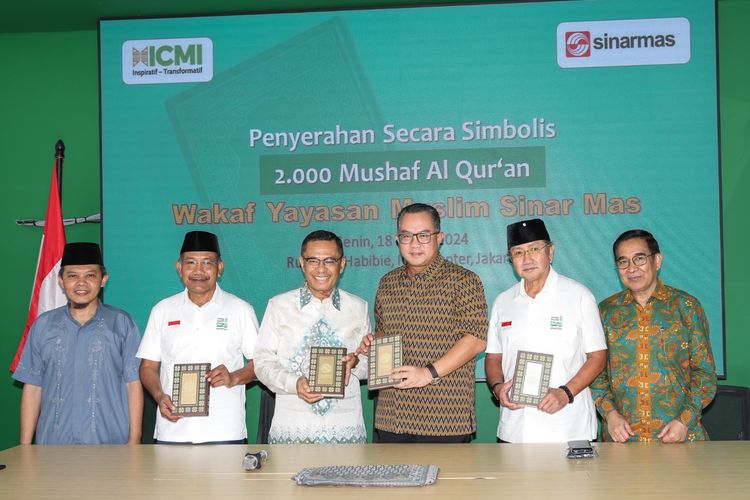 Ketua Umum Yayasan Muslim Sinar Mas (YMSM) Saleh Husin (ketiga dari kiri) menyerahkan simbolis 2.000 mushaf kepada Ketua Umum ICMI Arif Satria (ketiga dari kanan), Senin (18/3/2024). 