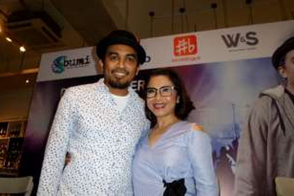 Glenn Fredly dan Ruth Sahanaya berfoto berdua dalam jumpa pers konser Tanda Mata Glenn Fredly untuk Ruth Sahanaya di Cilandak Town Square, Jakarta Selatan, pada Rabu (10/8/2016).