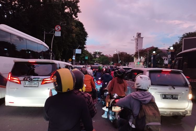 Jalanan padat merayap di depan Stasiun Gambir, Jakarta Pusat, Rabu (7/2/2024).