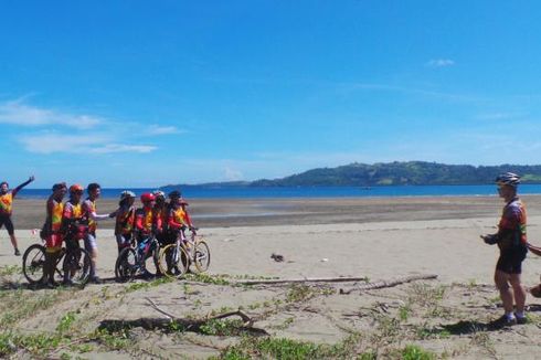 Peserta Jelajah Sepeda Rehat Sejenak di Pantai Berpasir Putih