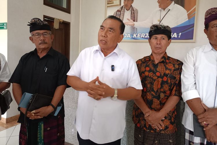 Bupati Jembrana I Nengah Tamba usai menghadiri rapat dengan panitia pengabenan dan bendesa adat se-Kecamatan Melaya di Kantor Bupati Jembrana, Rabu (24/1/2024).