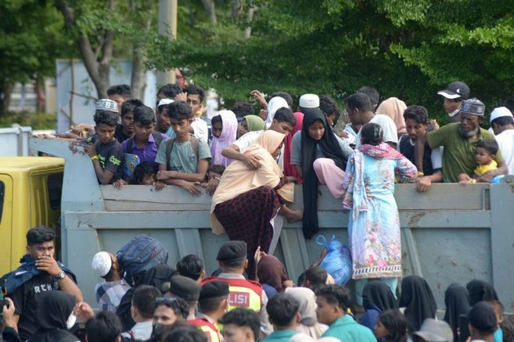 Mahasiswa bersama polisi menaikkan sejumlah imigran etnis Rohingya ke truk saat berlangsung pemindahan paksa di penampungan sementara gedung Balai Meuseuraya Aceh (BMA), Banda Aceh, Aceh, Rabu (27/12/2023).