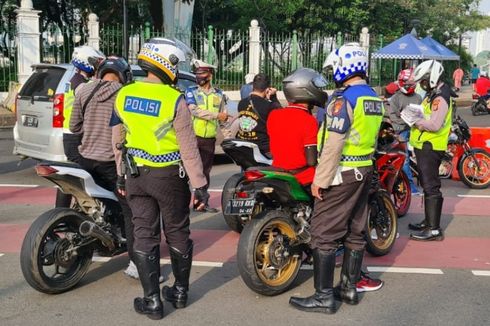 Polisi Tindak Pemotor dengan Knalpot Bising di Sekitar Istana Negara