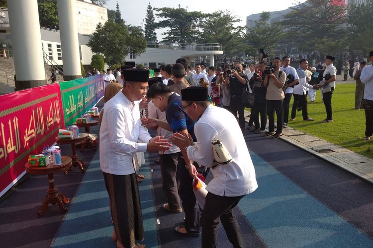 PJ Gubernur Jabar, Bey Machmudin melaksanakan halal bi halal bersama warga usai pelaksanaan shalat Idul Fitri 1445 Hijriah di Lapangan Gasibu, Kota Bandung, Rabu (10/4/2024).