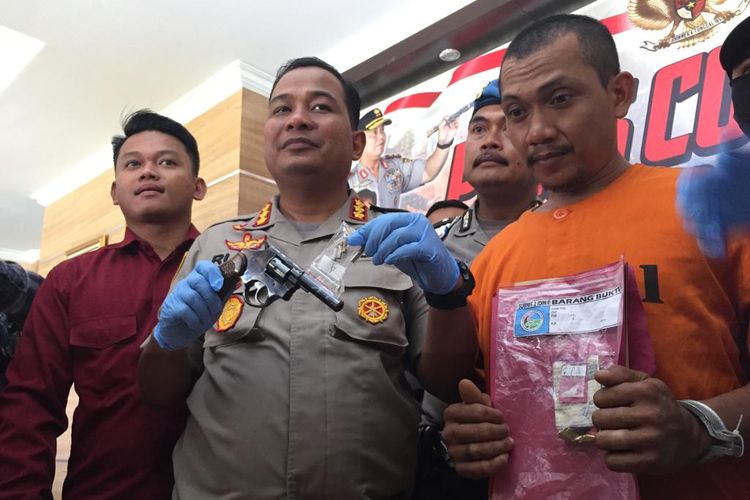 Pelaku (baju kuning) dalam rilis kasus membawa narkoba dan senjata api rakitan di Mapolresta Denpasar, Selasa (15/10/2019).