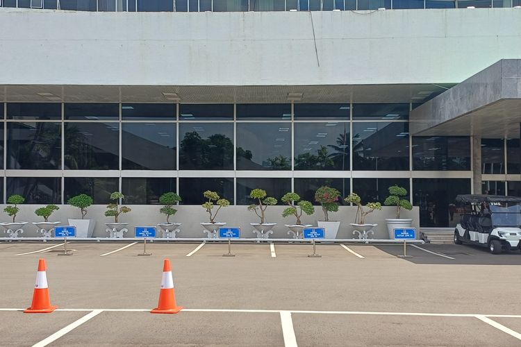 Susana country  parkir Ketua DPR, MPR dan DPD tampak kosong seiring dengan adanya aksi demonstrasi, Kamis (28/8/2025).