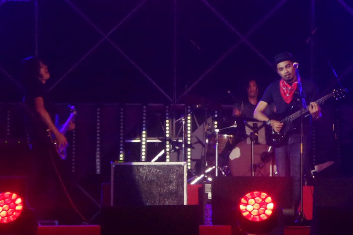 Glenn Fredly (kanan) berkolaborasi dengan Kelompok Penerbang Roket dalam Soundrenaline 2017 di Garuda Wisnu Kencana, Bali, Minggi (10/9/2017) malam.