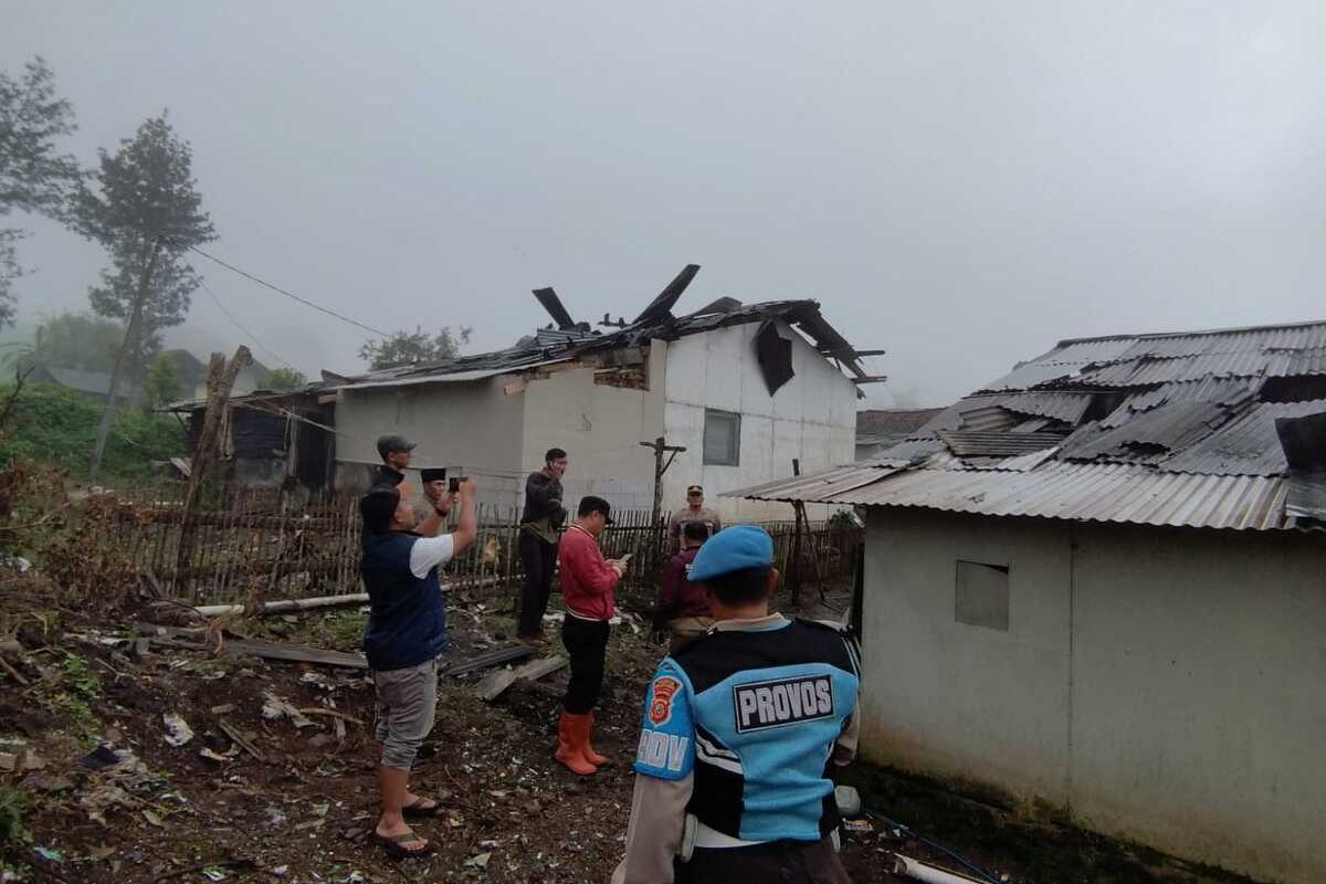 Sejumlah rumah rusak akibat diterjang angin puting beliung di Kecamatan Arjasari Kabupaten Bandung, Jawa Barat pada Jumat (24/2/2024) pukul 14.05 WIB