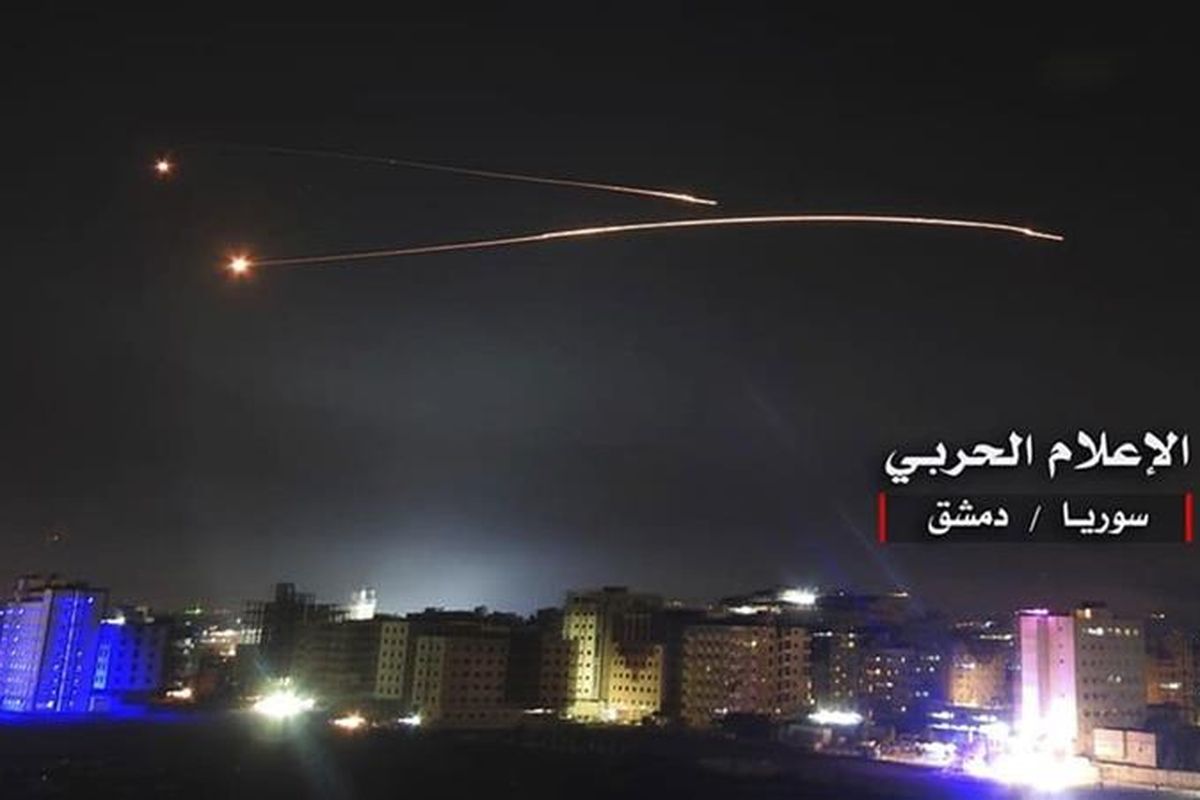 Foto menunjukkan dua rudal yang berasal dari Israel dan Suriah terbang di langit malam dekat ibu kota Damaskus. Suriah menyatakan serangan udara Israel menghantam gudang amunisi dan melukai tiga orang prajurit.
