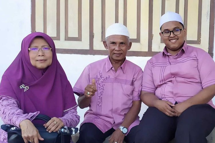 Akhlaqul Imam (18) saat berfoto bersama kedua orang tuanya, Yasril (62) dan Erlis Idris (59) (Foto Dokumentasi Humas UGM)