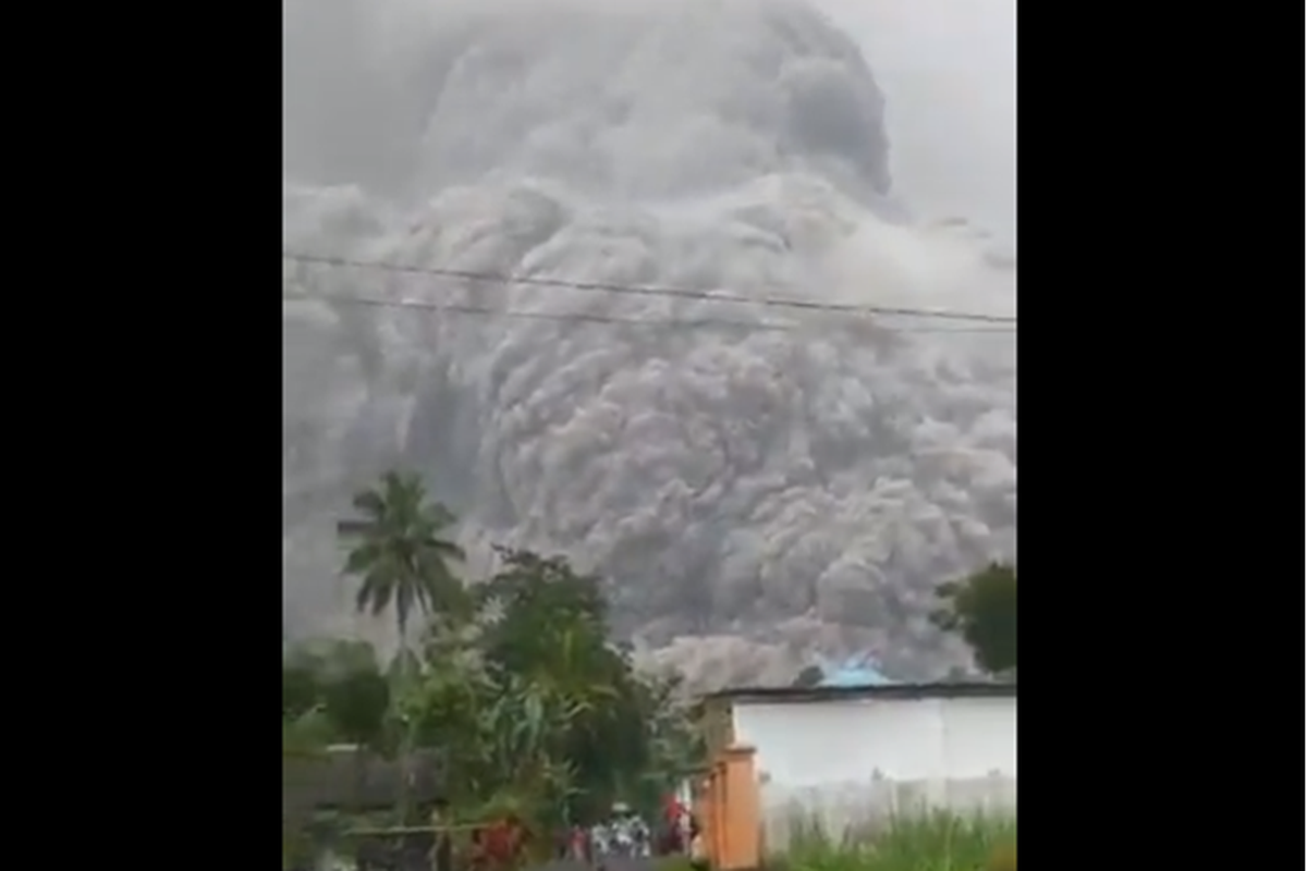 Gunung Semeru yang terletak di Kabupaten Malang dan Kabupaten Lumajang, Jawa Timur, mengalami erupsi. Gunung Semeru meletus pada hari ini, Sabtu (4/12/2021) siang. 
