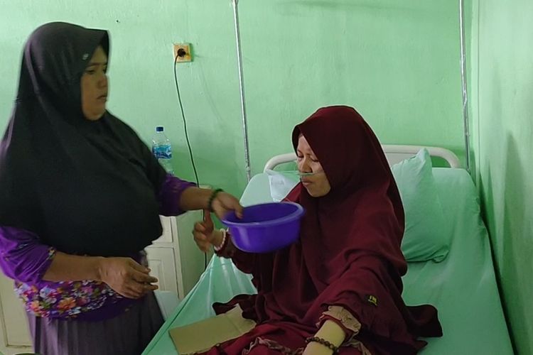 Sakinah (22) salah satu guru di SMA Nurul Yaqin Tanjung Atap yang jadi korban selamat dan dirawat di Puskesmas Tanjung Batu.