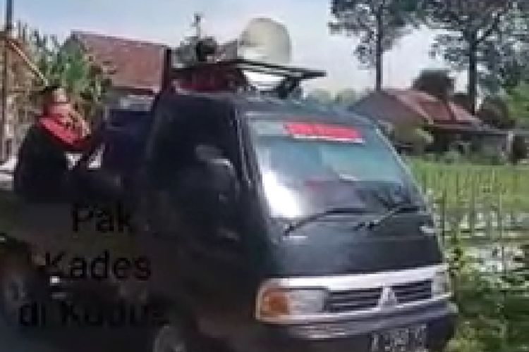 Aksi Kepala Desa Golantepus, Kecamatan Mejobo, Kabupaten Kudus, Jawa Tengah, Nur Taufik saat berkeliling kampung menumpang pikap untuk mengingatkan akan pentingnya protokol kesehatan Covid-19 viral di media sosial baru-baru ini.