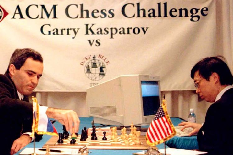 Garry Kasparov (kiri) melawan Deep Blue (kanan) dalam pertandingan catur pada 1996. Garry Kasparov menang melawan Deep Blue.