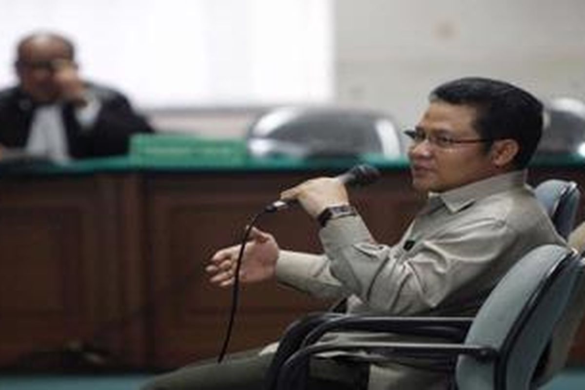 Menteri Tenaga Kerja dan Transmigrasi, Muhaimin Iskandar saat bersaksi untuk dua terdakwa, Dadong Irbarelawan dan I Nyoman Suisnaya, di Pengadilan Tindak Pidana Korupsi, Jakarta, Senin (20/2/2012). Keduanya menjadi terdakwa dalam kasus dugaan suap terkait program Percepatan Pembangunan Infrastruktur Daerah Transmigrasi. 