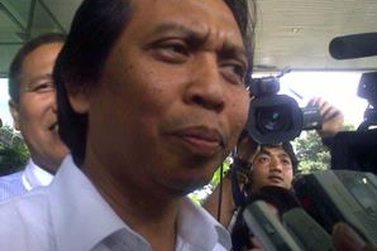 Politisi Partai Persatuan Pembangunan (PPP) Endin EJ Soefihara diperiksa untuk pertama kalinya sebagai tersangka suap terkait pemilihan Deputi Gubernur Senior Bank Indonesia Miranda Gultom pada tahun 2004 di Komisi Pemberantasan Korupsi (KPK), Selasa (27/10).