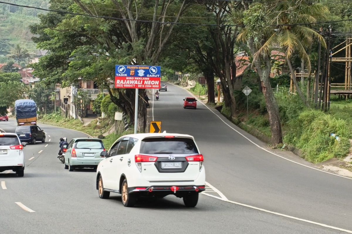 Kondisi arus lalu lintas di Cikaledong, Nagreg, Kabupaten Bandung, Jawa Barat pada H-6 menuju Lebaran masih terpantau landai, Selasa (25/3/2025)