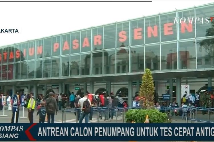 Sejumlah calon penumpang kereta api (KA) mengantre untuk menjalani rapid test antigen di Stasiun Pasar Senen, Jakarta Pusat, Selasa (22/12/2020).