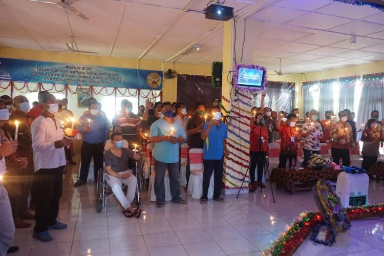 Warga binaan Lapas Semarang jalani ibadah Natal, Jumat (24/12/2021)