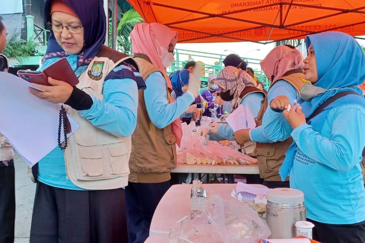 Petugas gabungan sedang melakukan sidak pengawasan keamanan pangan terpadu di Pasar Anyar Kota Tangerang, Kamis (16/3/2023). Dalam sidak itu ditemukan 12 sampel yang ternyata positif mengandung formalin. 