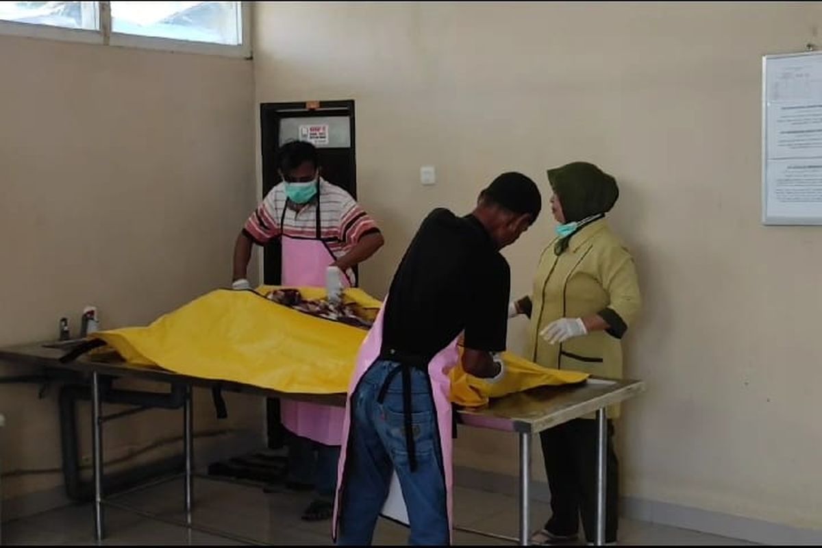 Jasad AS (31) tengah disemayamkan di rumah mayat rumah sakit umum daerah (RSUD) Tenriawaru Kabupaten Bone, Sulawesi Selatan. Senin, (21/8/2023).